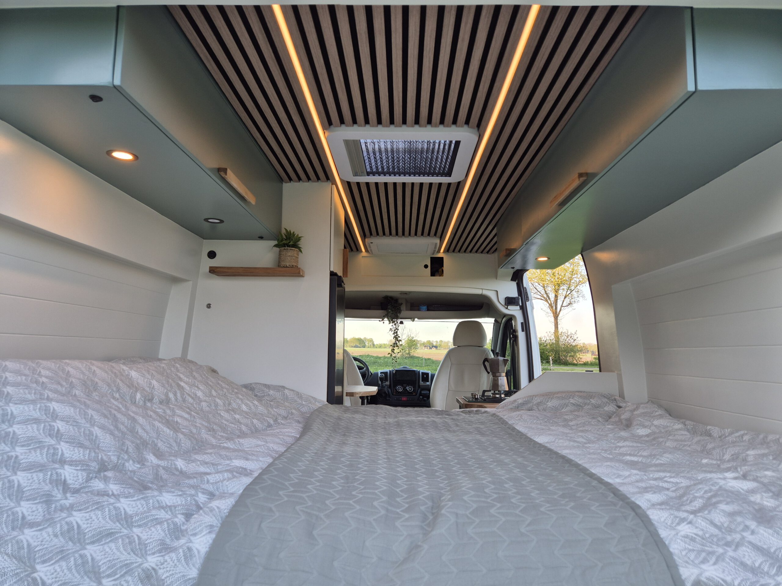 Camper Jade met ruim bed en gezellige inrichting