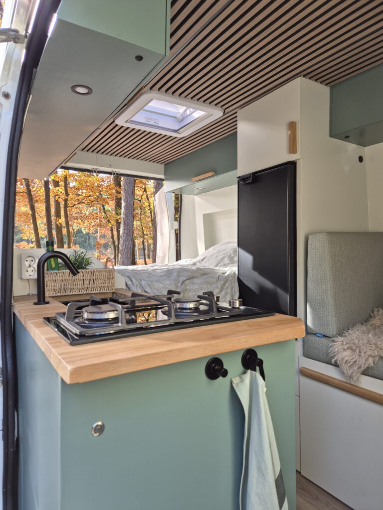 Camper Jade met keukenblok in groen met houttinten