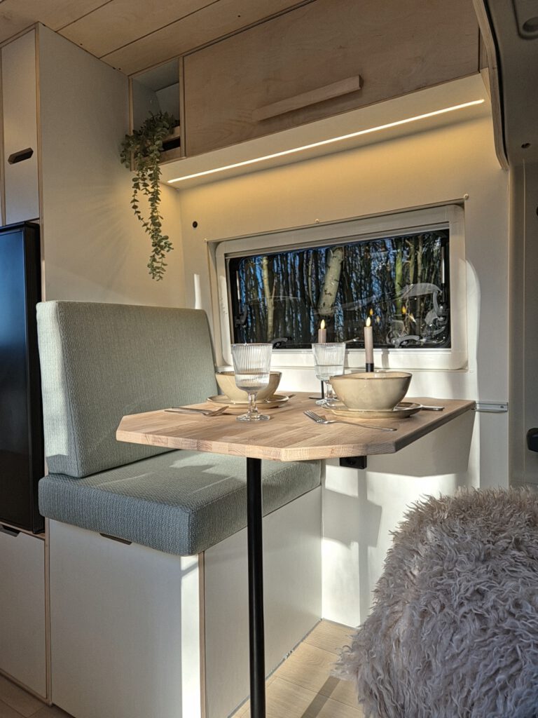 Camper Patito met gezellig zitje en gezellig gedekt