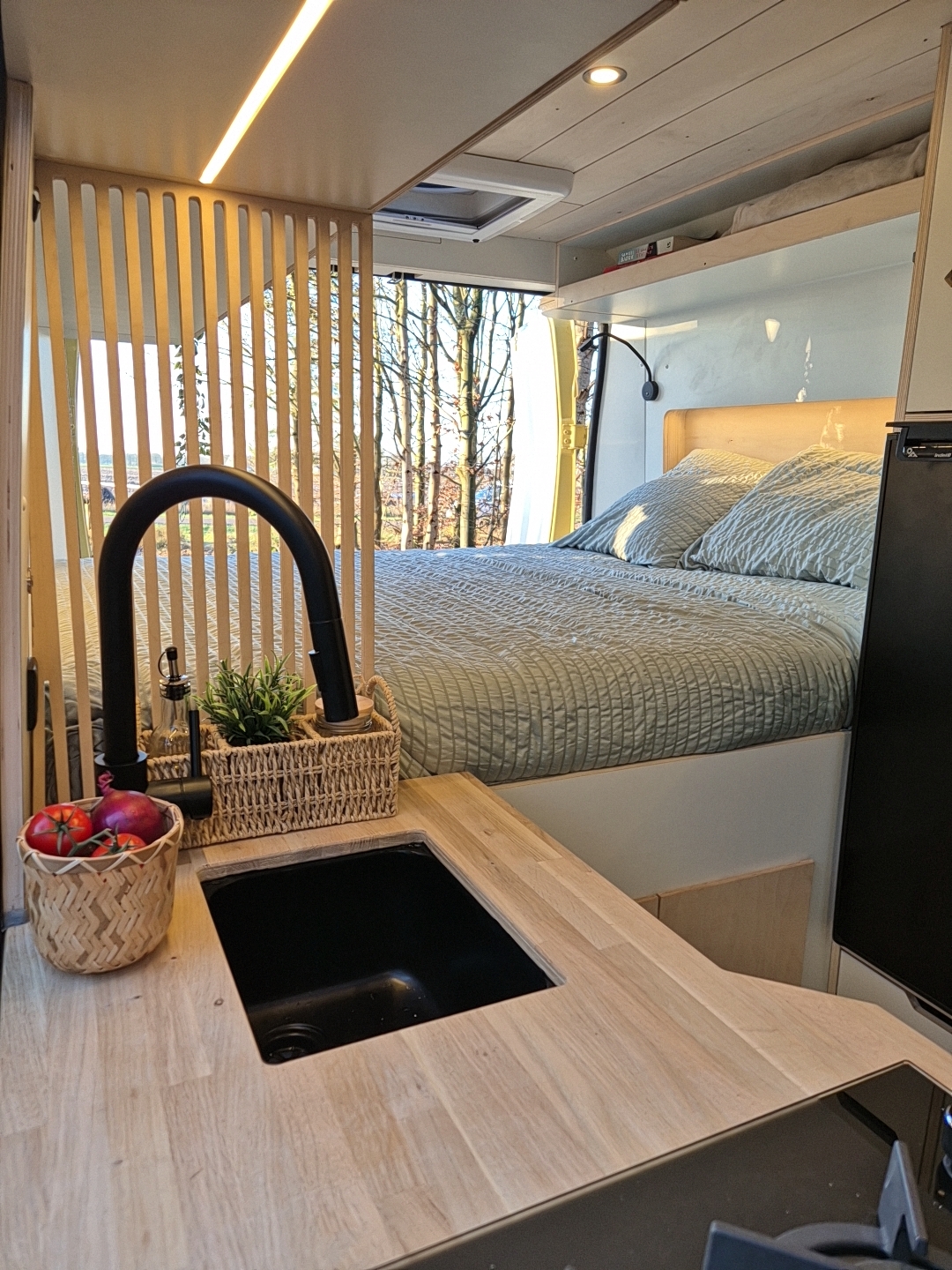 Keuken met zwarte kraan en rustige kleuren camper Patito