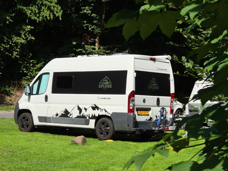 Camper Jade met Xplore Vans logo en berg stickers