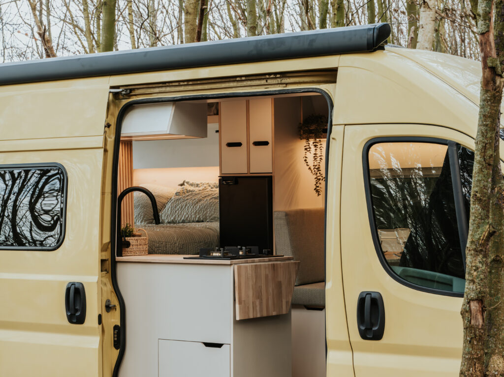 Camper Patito in het bos met gezellige inrichting