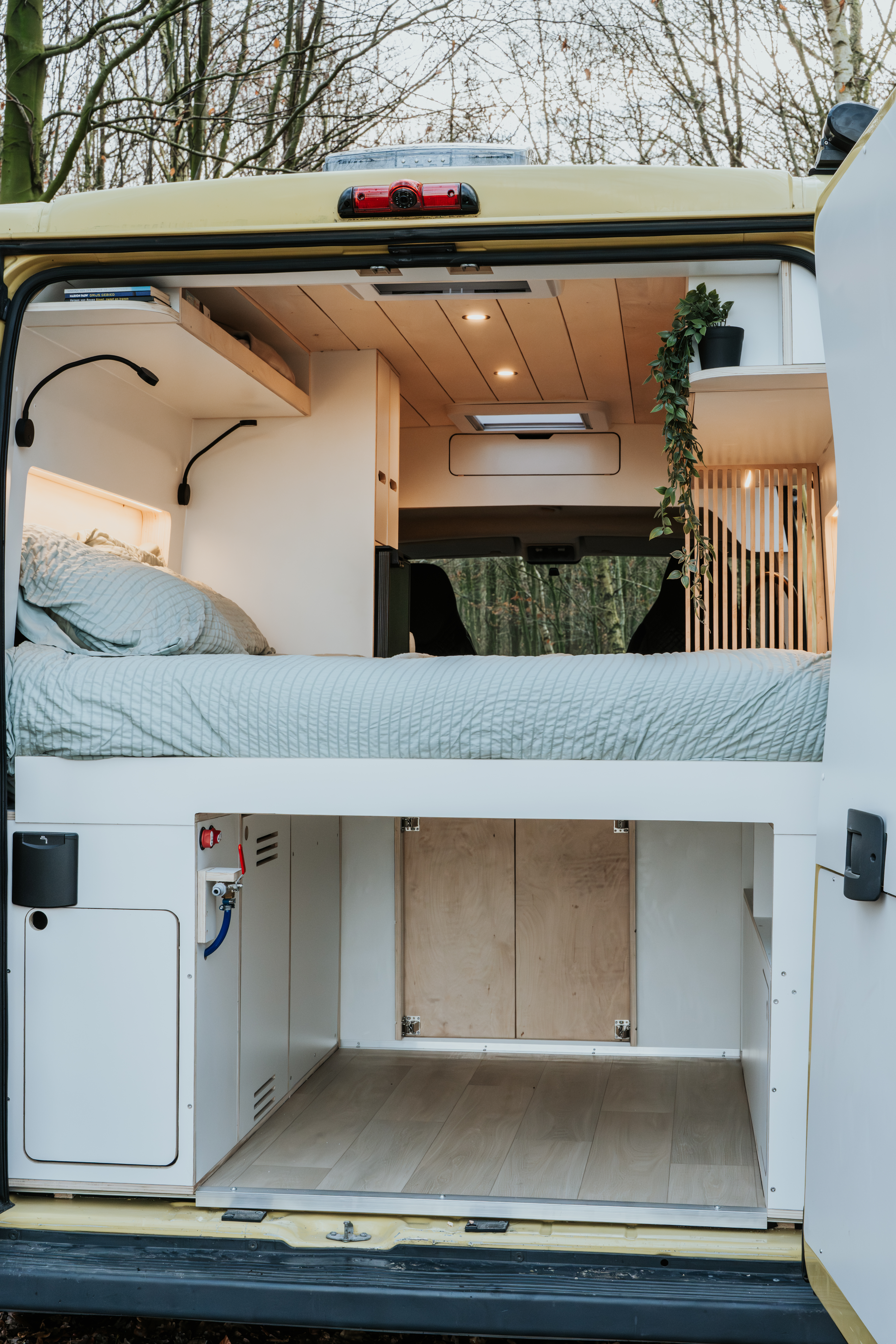 Inkijkje vanaf de achterkant van camper Patito