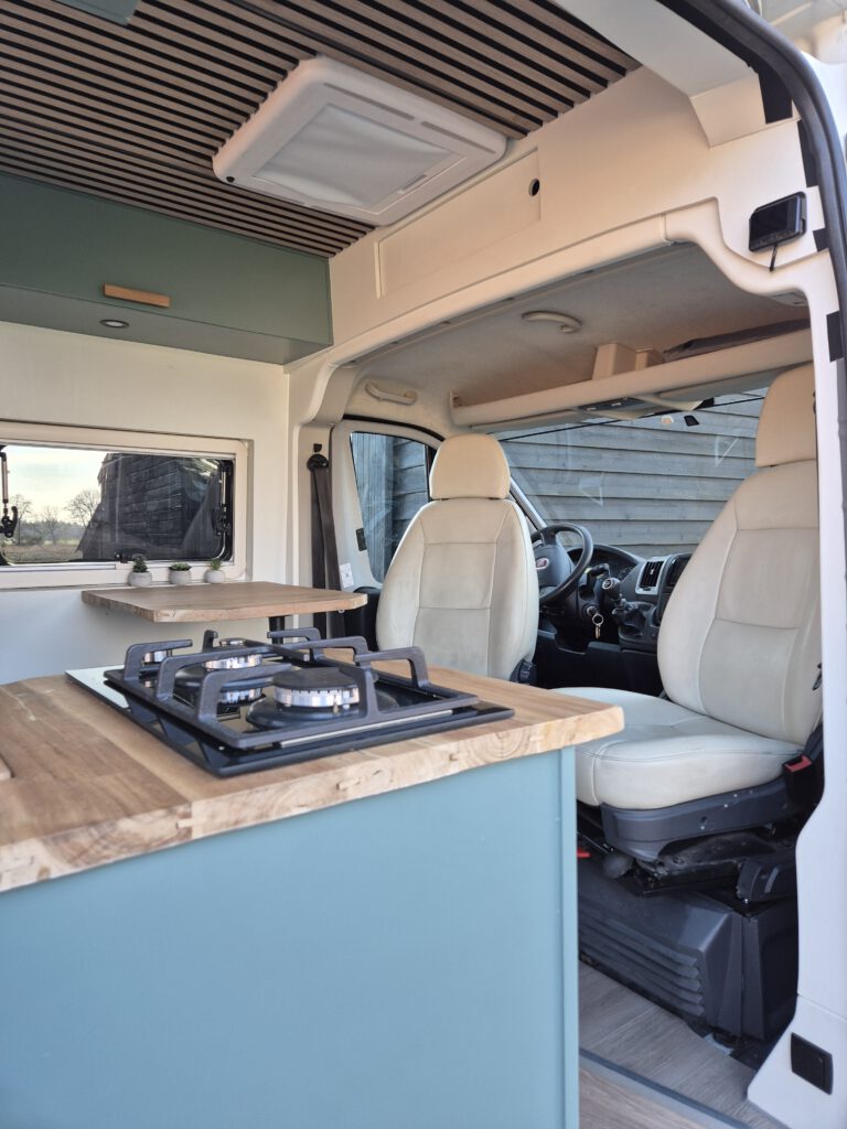 Draaiplateaus onder de voorstoelen van een camper
