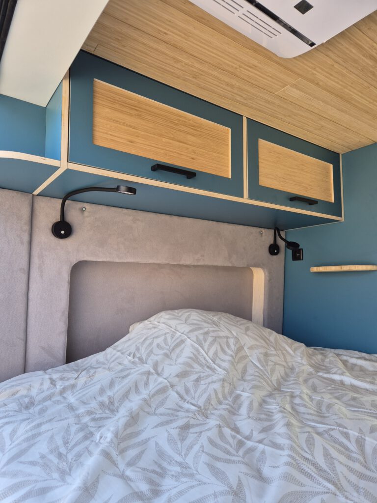 Slaapgedeelte met stoffen bekleding op de wanden