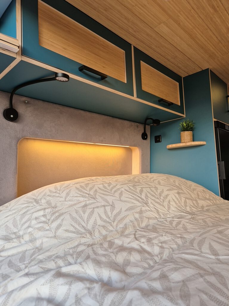 Opgemaakt bed met uitsparingen en LED verlichting