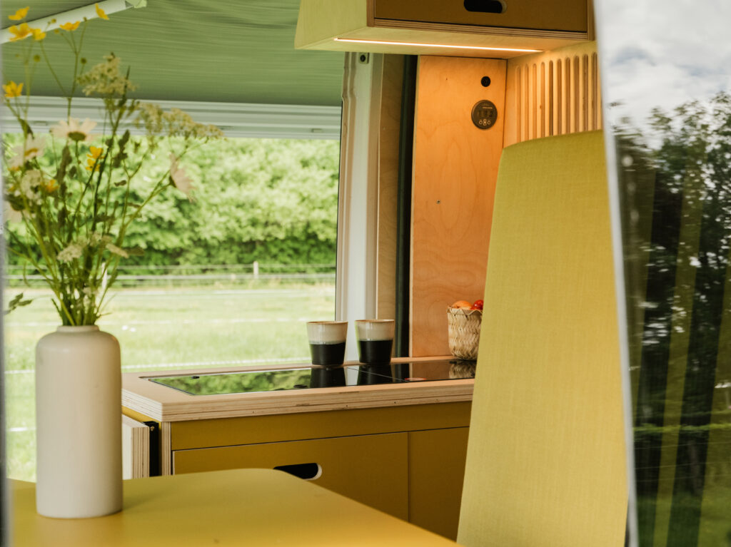 Inkijkje in de camper met geel interieur