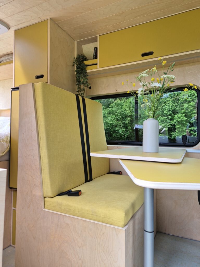 Gordelbok met extra zitplaatsen in een camper