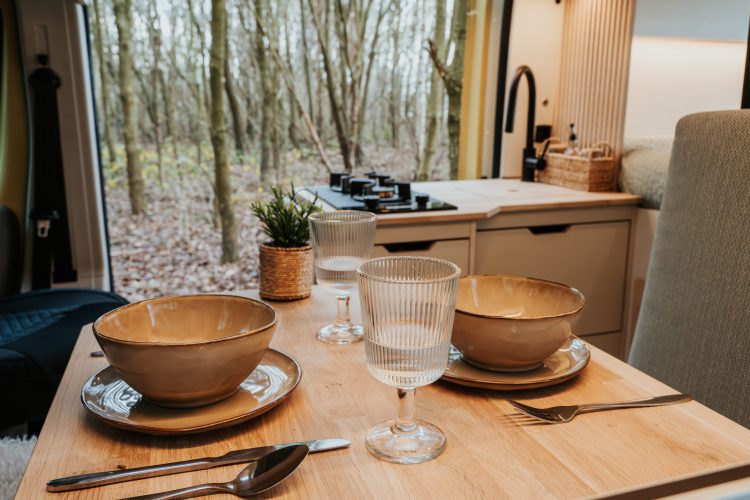 Afgewerkt maatwerk camperinterieur met eethoek en keuken